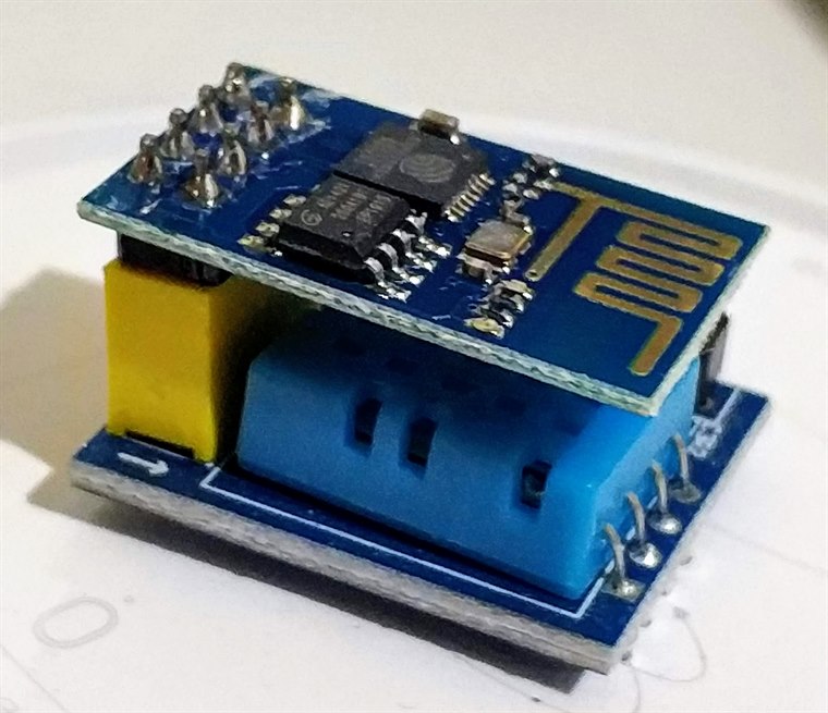 一颗 ESP8266 WiFi 模块叠在 DHT11 温湿度传感器上