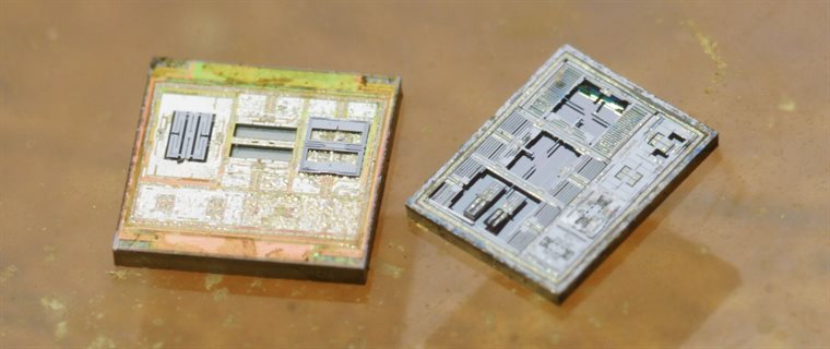 开盖后的 MPU-6050，露出 MEMS 陀螺仪和加速度计两颗芯片