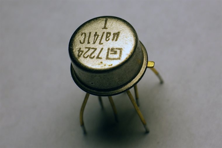 一颗 UA741 运算放大器集成电路
