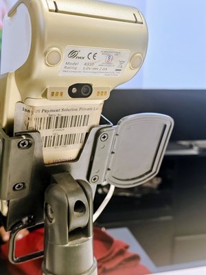 一台支持 NFC 的 POS 支付终端