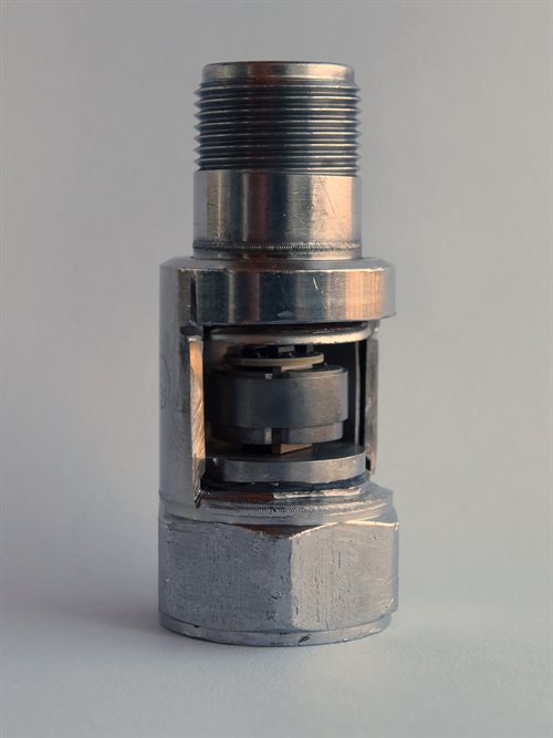 一颗 MEMS 加速度计器件