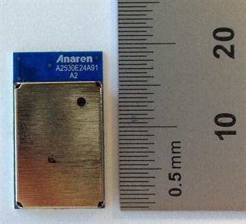 一颗带金属屏蔽和一角印刷天线的 Anaren 802.15.4 RF 模块