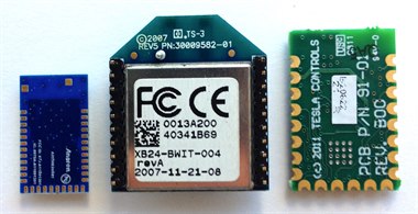 三颗并排的不同 RF 无线模块，含一颗 XBee 模块
