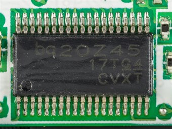 一颗焊在电路板上的 Texas Instruments bq20Z45 电池管理芯片